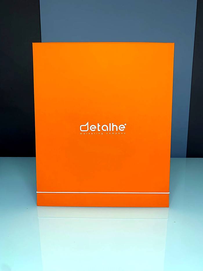 Caixa personalizada laranja para a agência detalhe marketing company