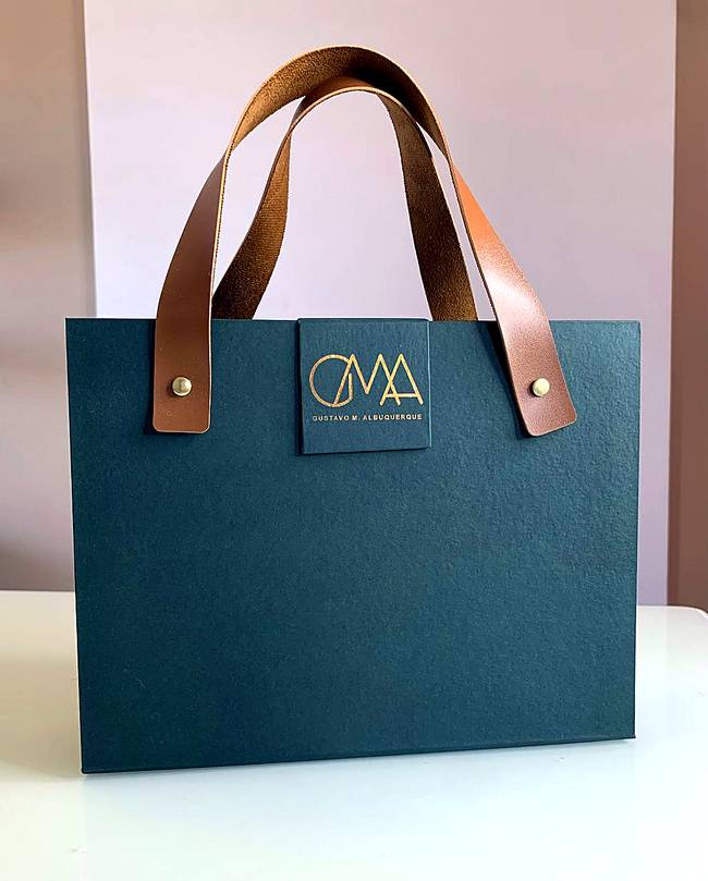Sacola personalizada GMA - Gustavo M. Albuquerque, verde com alças de couro